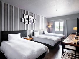 Habitación triple superior, 3 camas individuales, vistas a la ciudad | Ropa de cama de alta calidad, escritorio, cortinas opacas y wifi gratis