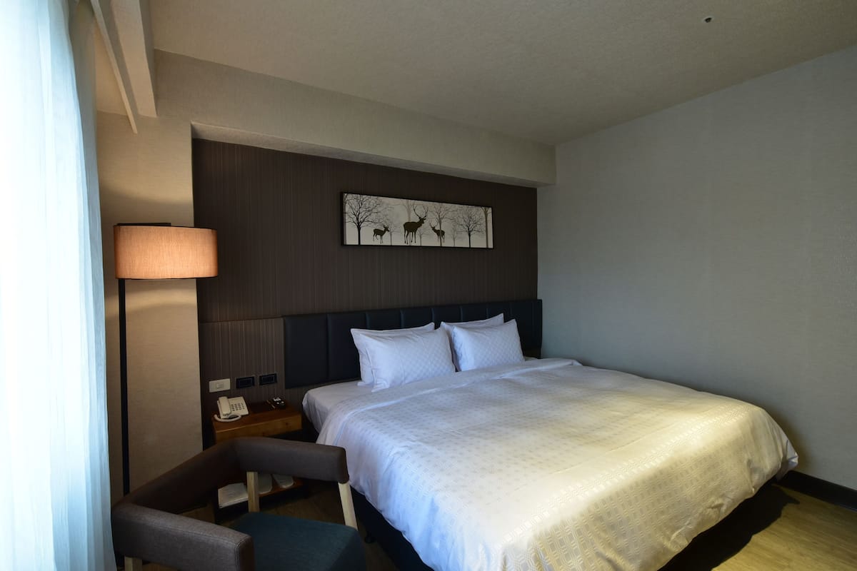 Premium bedding, desk, blackout drapes, free WiFi