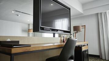 Executive Suite, 1 King Bed, City View | Premium bedding, desk, blackout drapes, free WiFi