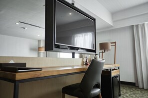 Executive Suite, 1 King Bed, City View | Premium bedding, desk, blackout drapes, free WiFi