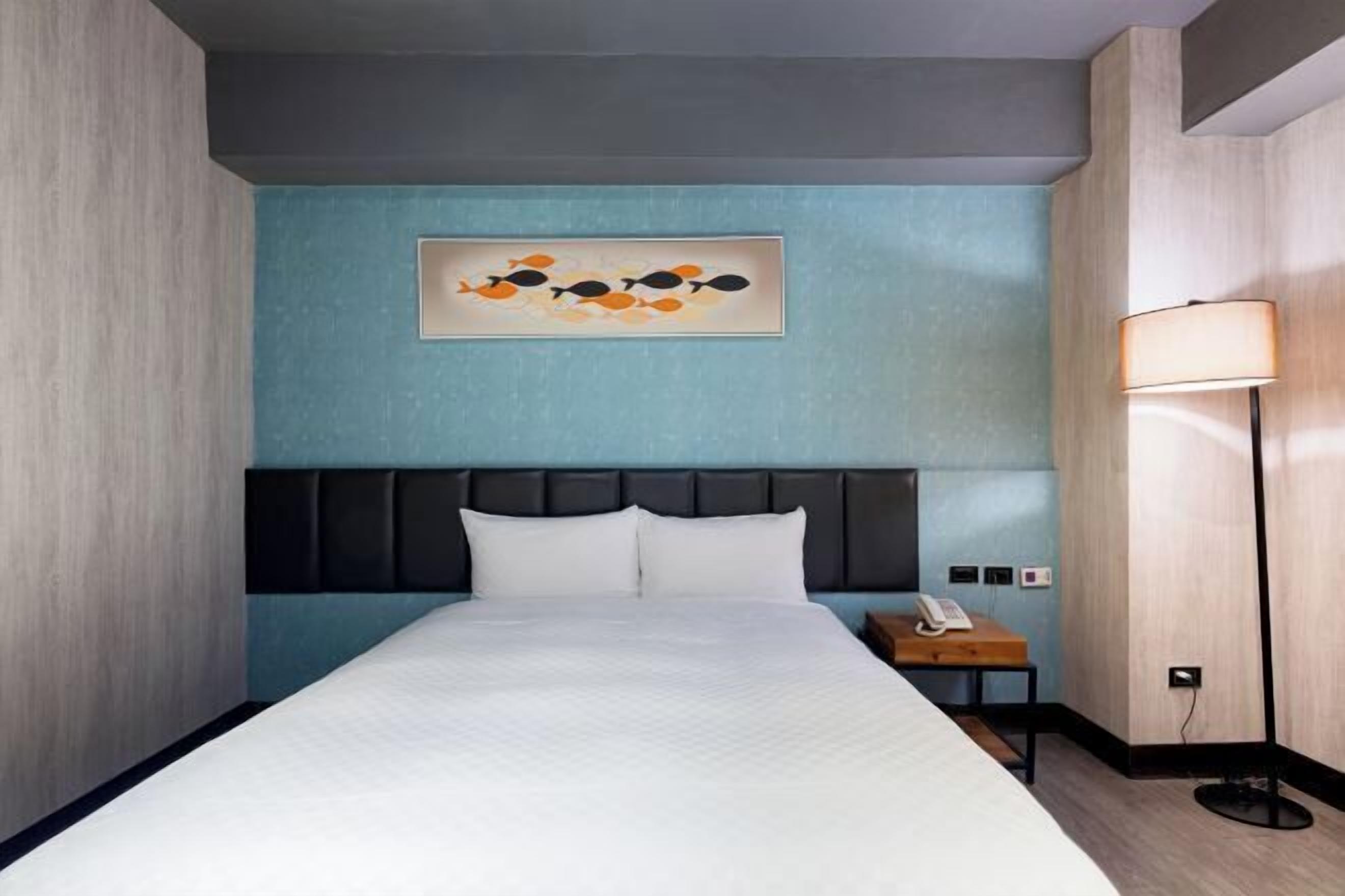 Premium bedding, desk, blackout drapes, free WiFi