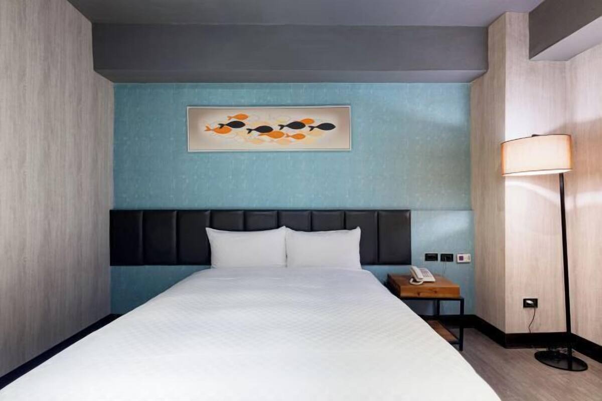 Ropa de cama de alta calidad, escritorio, cortinas opacas y wifi gratis