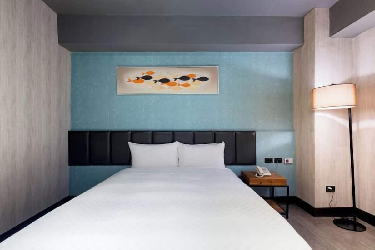 Premium bedding, desk, blackout curtains, free WiFi