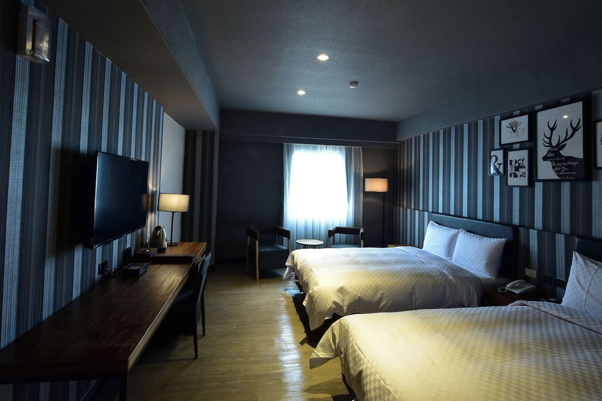 Premium bedding, desk, blackout drapes, free WiFi