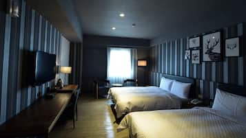 Premium bedding, desk, blackout drapes, free WiFi