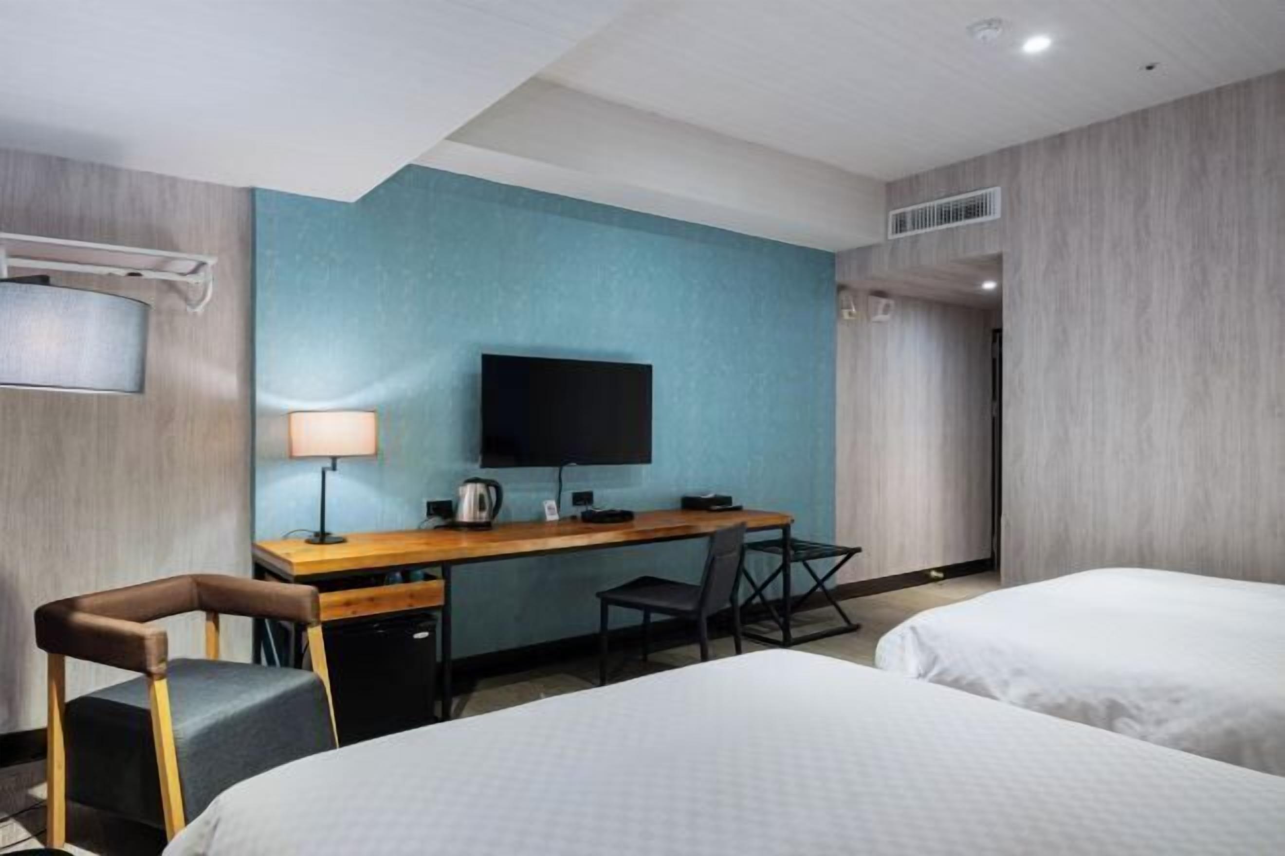 Premium bedding, desk, blackout drapes, free WiFi