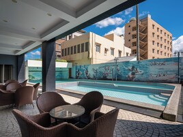 Una piscina al aire libre