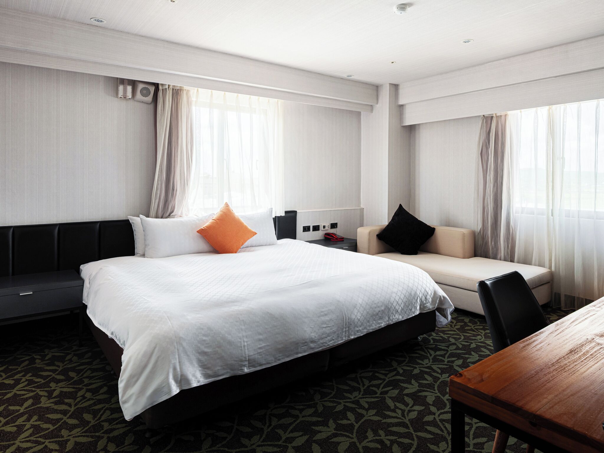 Executive Suite, 1 King Bed, City View | Premium bedding, desk, blackout drapes, free WiFi
