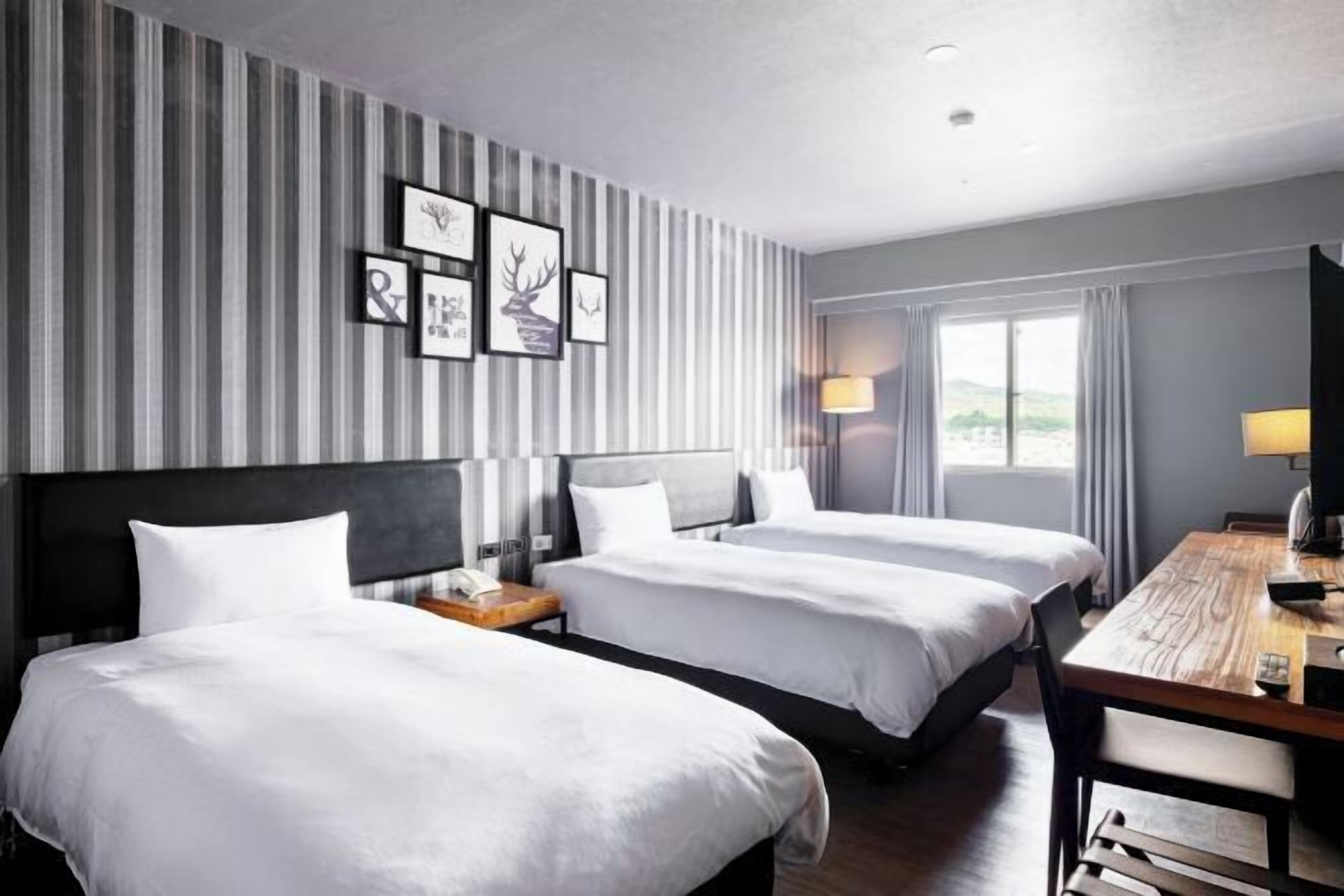 Premium bedding, desk, blackout drapes, free WiFi