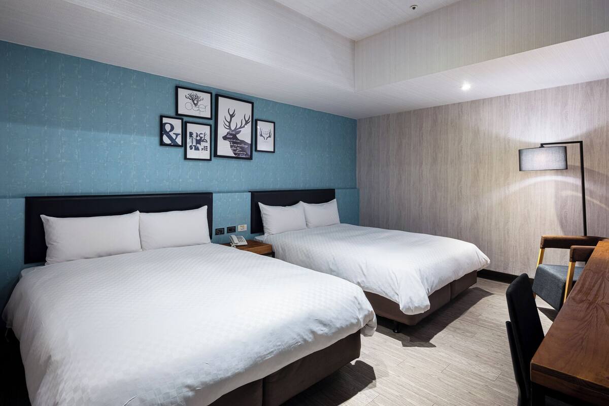 Habitación cuádruple estándar, 2 camas dobles, sin ventanas | Ropa de cama de alta calidad, escritorio, cortinas opacas y wifi gratis