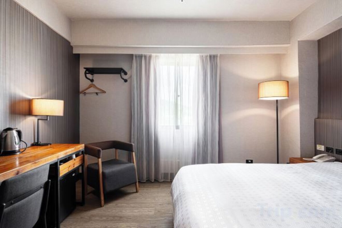 Premium bedding, desk, blackout drapes, WiFi (free)