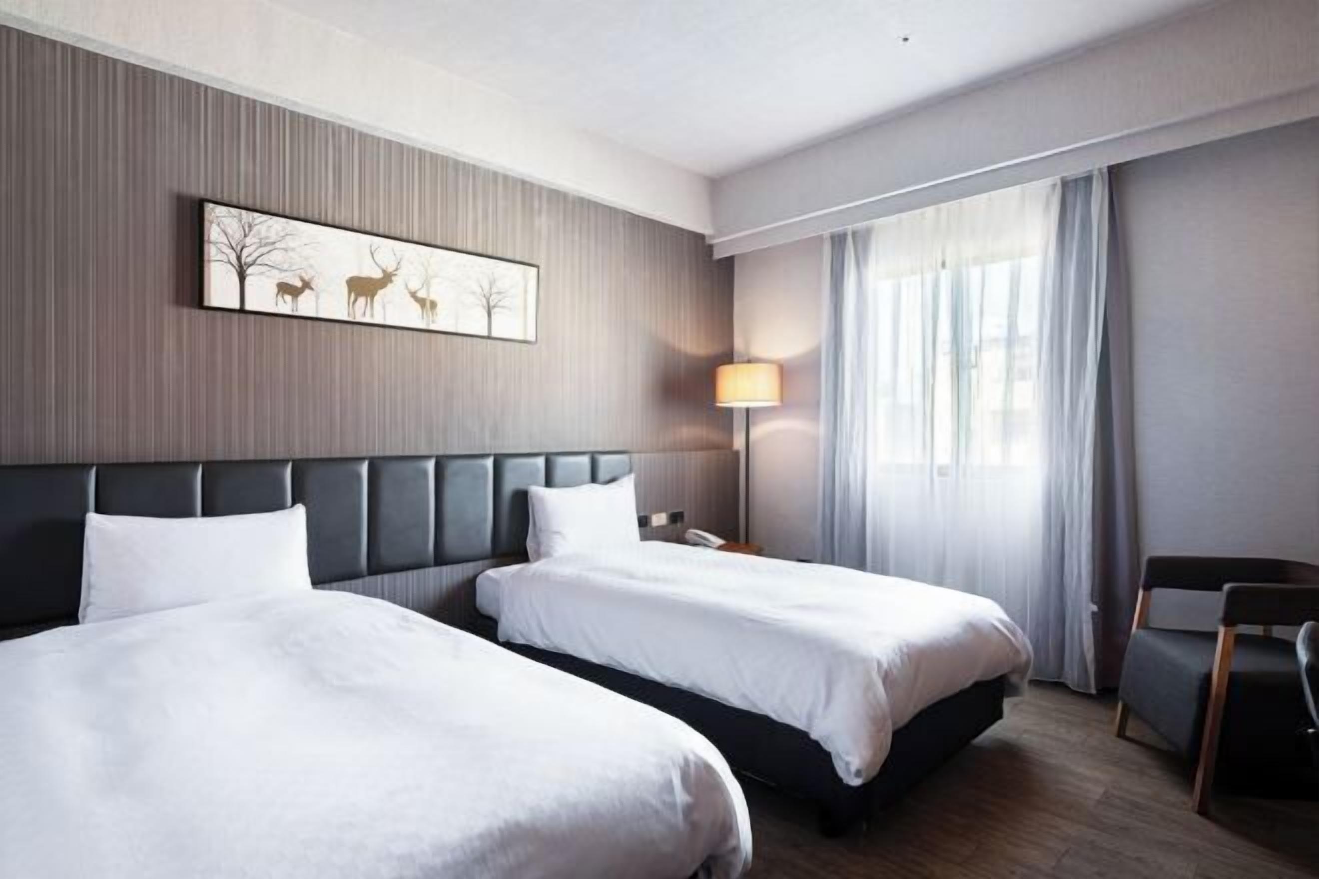 Premium bedding, desk, blackout drapes, free WiFi