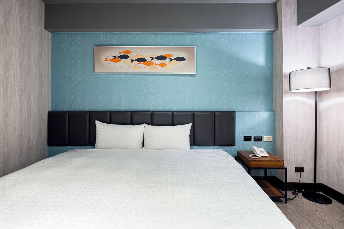 Habitación estándar doble, sin ventanas | Ropa de cama de alta calidad, escritorio, cortinas opacas y wifi gratis