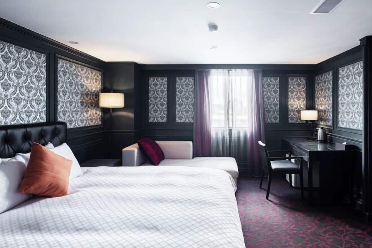 Premium bedding, desk, blackout curtains, free WiFi