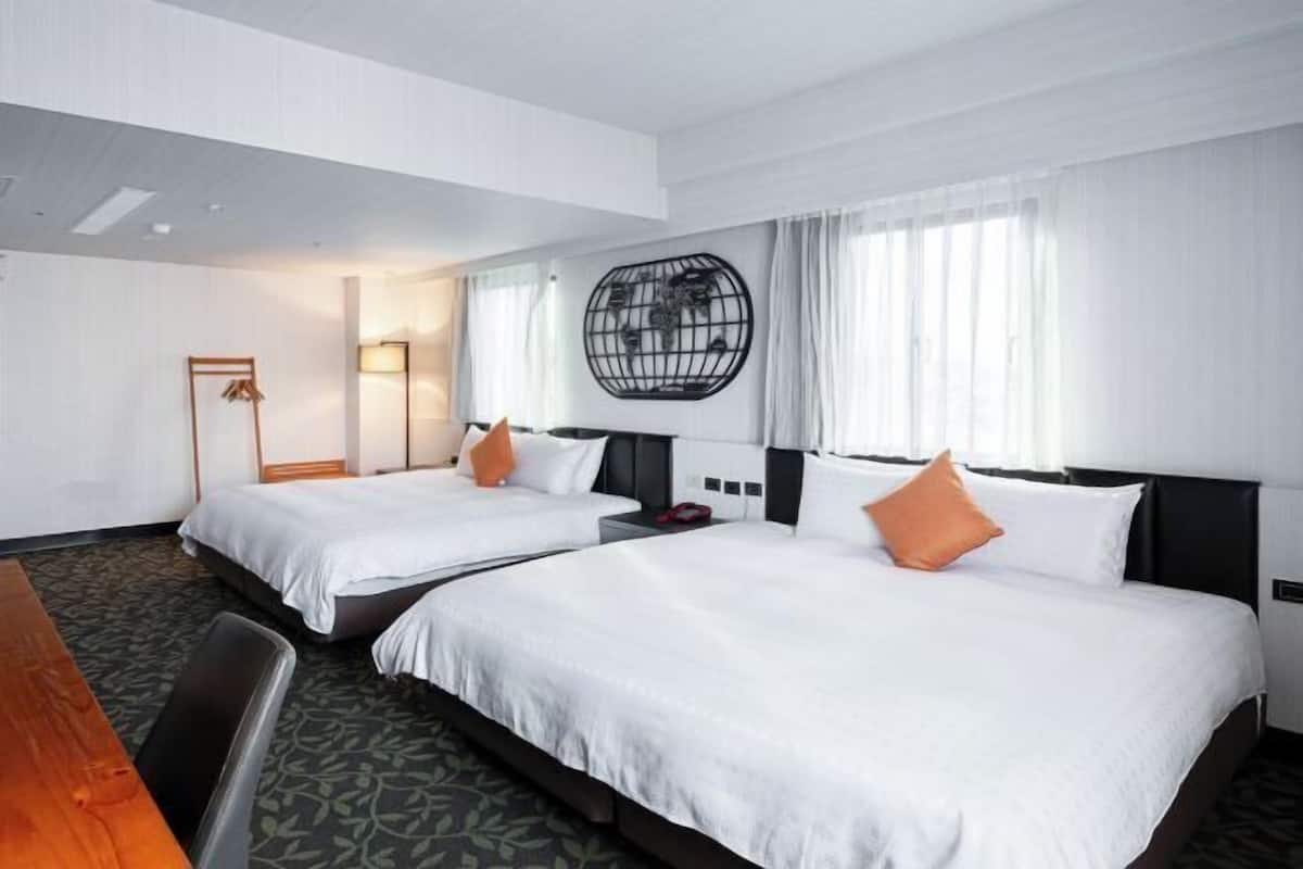 Premium bedding, desk, blackout curtains, free WiFi