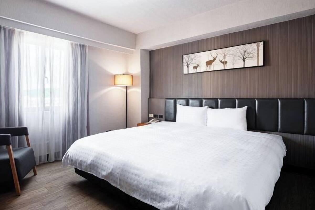 Ropa de cama de alta calidad, escritorio, cortinas opacas y wifi gratis
