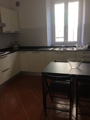 Geladeira, fogão, cooktop, lava-louças