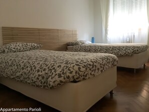3 quartos, ferros/tábuas de passar roupa, Wi-Fi, roupa de cama