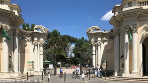 A historic building entrance with ornate columns and statues, labeled "GIARDINO ZOLOGICO". - Large apartment suitable for families with children or groups (Roma)