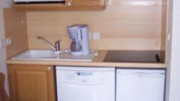 Køleskab, mikrobølgeovn, ovn, kogeplade