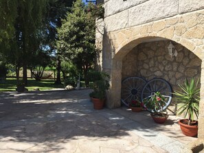 Property grounds - stone chalet with pool and garden areas (Vilagarcía de Arousa)