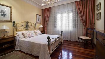 5 slaapkamers, een bureau, een strijkplank/strijkijzer, reisbedje