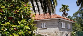 stenhytte med pool- og haveområder