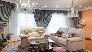 Een smart-tv, een open haard en boeken