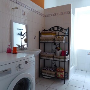 Sèche-cheveux, serviettes fournies, shampoing, papier toilette