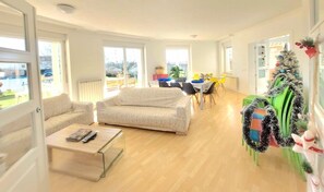 Smart-tv, eldstad och bordsfotboll