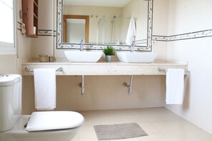 Combined shower/bathtub, hair dryer, bidet, towels - # NEW # Impressive house for 12 - pool, Garden & BBQ (Otura)