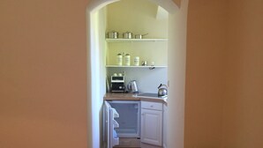 Kaffetrakter/tekoker, kjøleskap, mikrobølgeovn og kokeplater