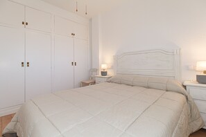 2 habitaciones, tabla de planchar con plancha y cuna de viaje 