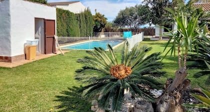 Grande villa avec piscine, à cÎté de la ville et des plages, idéale pour les familles.