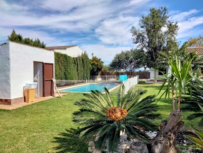 Great villa with pool, next to the town and beaches, ideal for families.