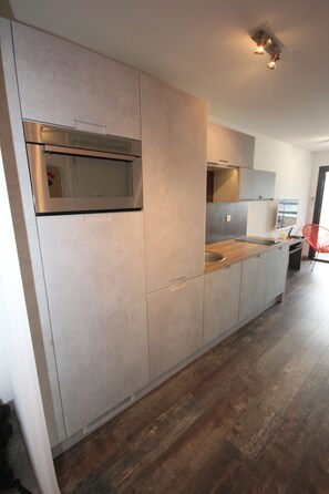 Een koelkast, een microgolfoven, een oven, een kookplaat