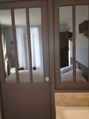 5 bedrooms, desk, iron/ironing board, free WiFi