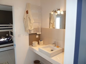 Baignoire, sèche-cheveux, papier toilette