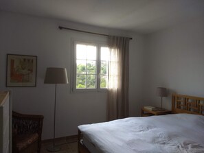 5 Schlafzimmer, Schreibtisch, Bügeleisen/Bügelbrett, WLAN
