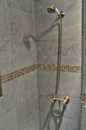 Dusche, Haartrockner, Handtücher