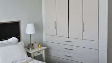 2 bedrooms, travel cot, WiFi, bed sheets