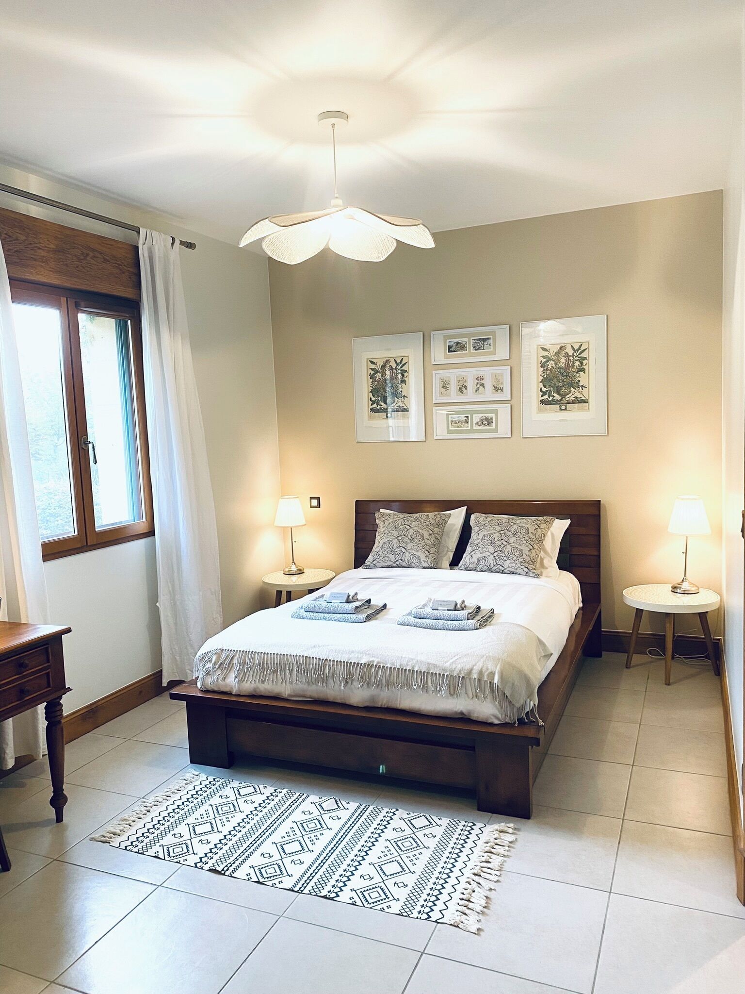 4 slaapkamers, een bureau, een strijkplank/strijkijzer, gratis wifi