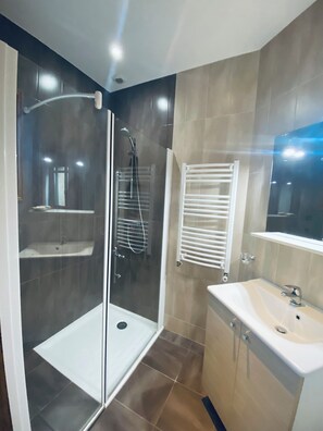Duschwanne, Haartrockner, Bidet, Handtücher