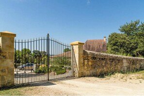 Property grounds - Le Hibou Heureux - Beautiful Villa for 8 With Private Pool and Garden/Parking (Bézenac)