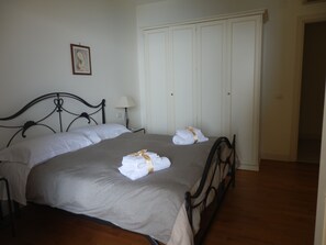 2 slaapkamers, een strijkplank/strijkijzer, reisbedje, wifi
