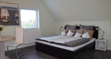 Hiljattain rakennettu loma-asunto lähellä rantaa.