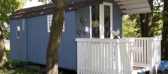 Sov i et koselig gjestehus på våningshuset