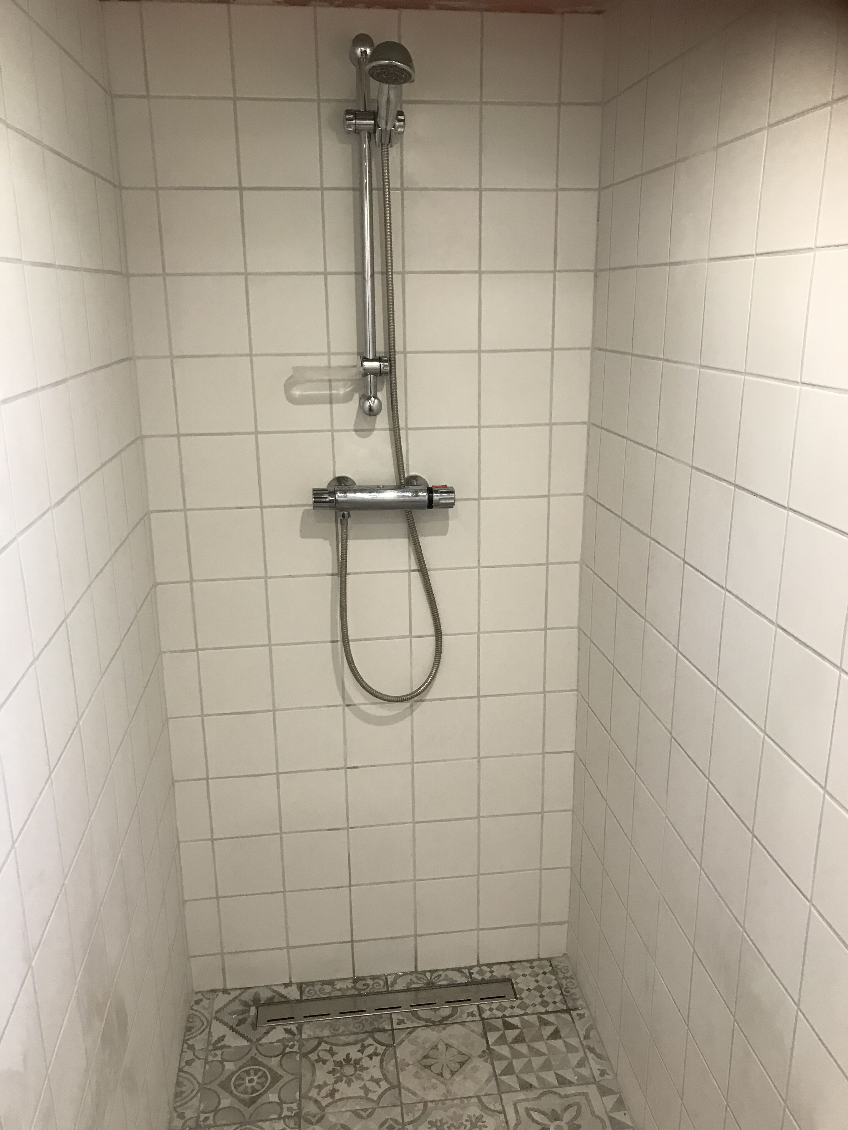 Een douche, een haardroger, handdoeken, toiletpapier