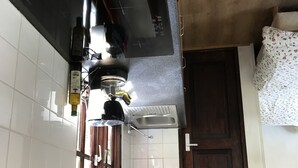 Una cocina con estufa, fregadero y armarios.