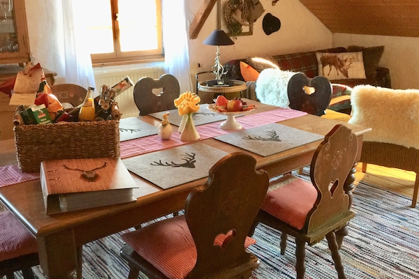 Großer Teakholz -Tisch für gemütliches Tafeln